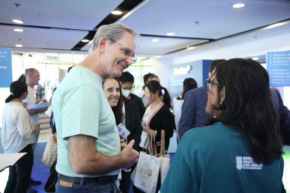 港大副校長（教學）施啟正教授在資訊日活動中與有興趣就讀港大的學生交流。